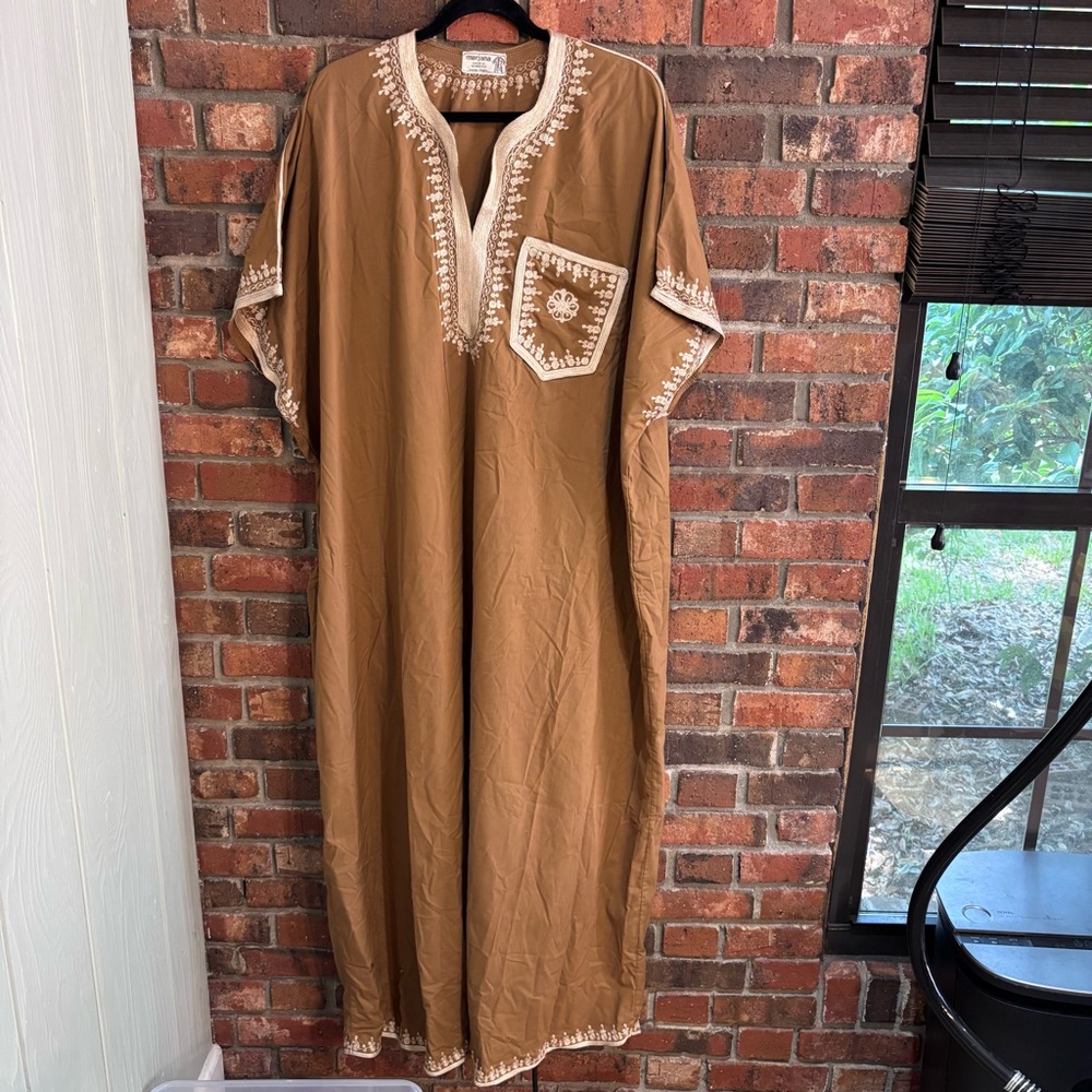 Marjana women’s Moroccan embroidered kaftan brown pit to pit 32” length 56”
